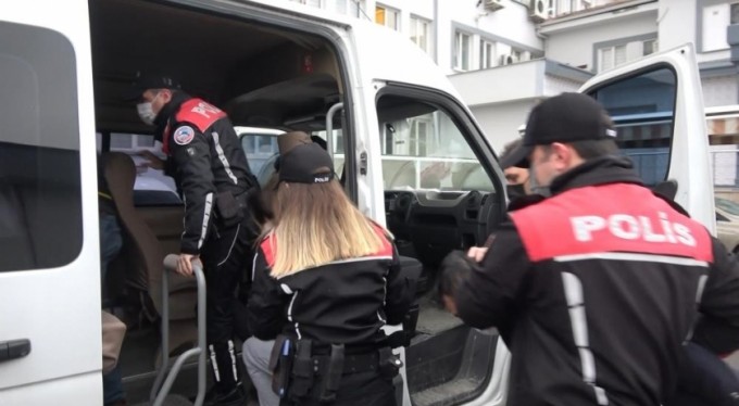 Rehin aldıkları 2 gencin ağzına silah dayayıp kadın elbisesi giydiren 4 kişilik çete adliyeye sevk edildi