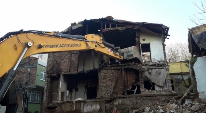 Tehlike arz eden metruk bina yıkıldı