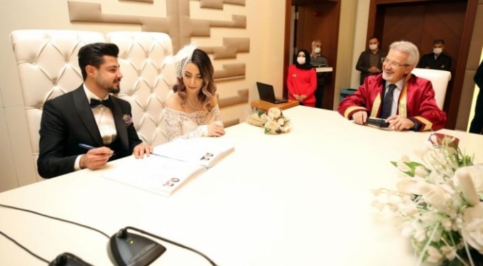 Başkan Erdem'den evlenen çiftlere 14 Şubat sürprizi