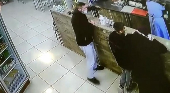 Önce sipariş verdi, sonra herkesin içinde 2 tane telefonu çaldı