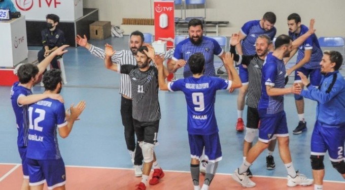 Karacabey Belediyespor voleybolda rakip tanımıyor