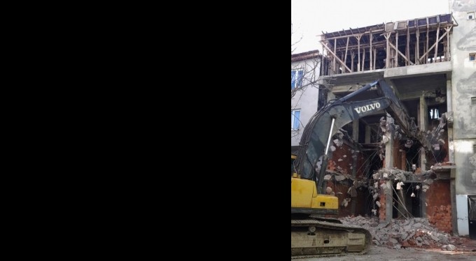 4 katlı kaçak ev yıkıldı