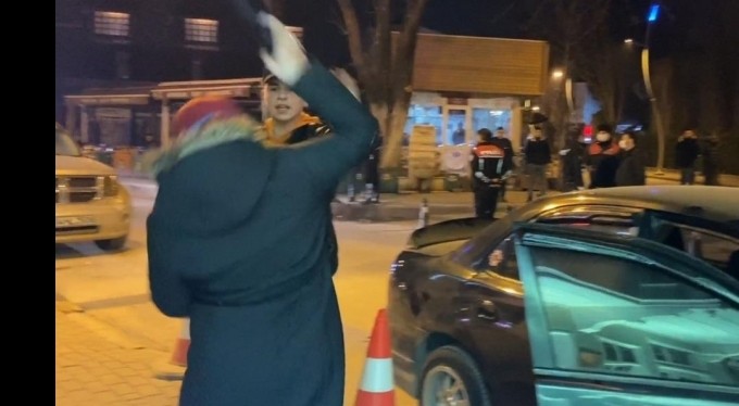 Öfkeli anne çakarlı lambayı oğlunun başında parçaladı