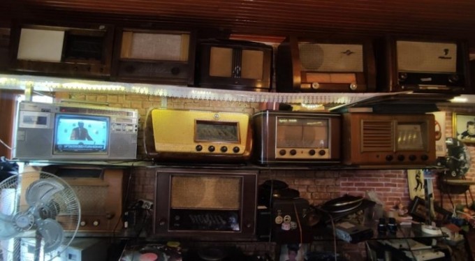 Çöpe gidecek radyoları ve gramofonları ilk günkü ihtişamına kavuşturuyor