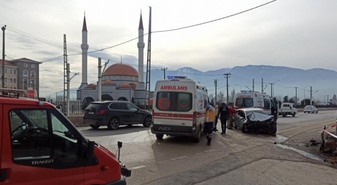 Direksiyon hakimiyetini kaybeden sürücü direğe vurarak durabildi