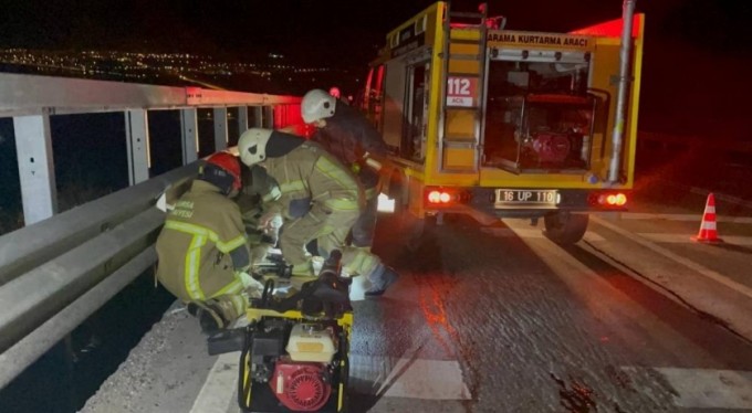 Bursa'da et yüklü kamyon virajı alamayarak devrildi: 1 ölü 1 yaralı