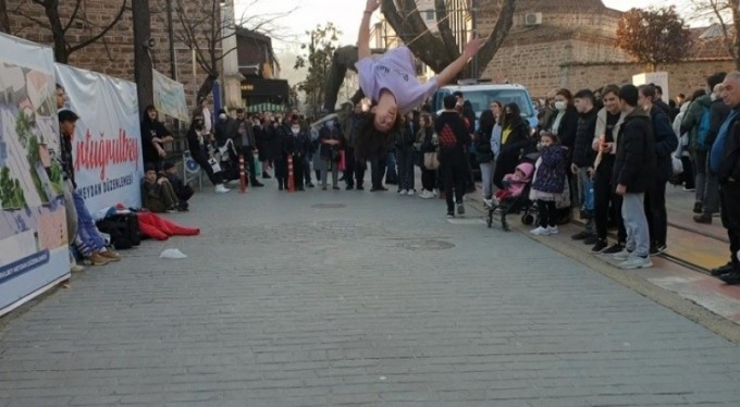 Sokak akrobatlarına zabıta müdahale edince, vatandaş tepki gösterdi