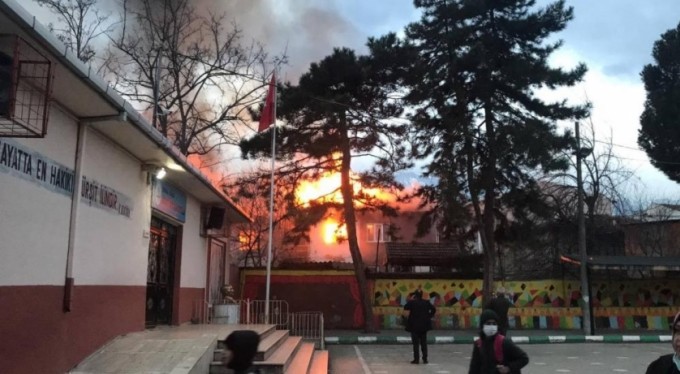 İtfaiye erlerinin ölümden döndüğü anlar kamerada