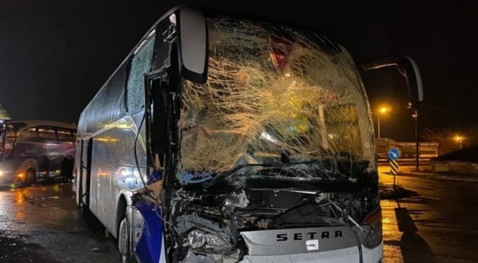 Bursa'da otobüs tıra çarptı, 20 yolcu ölümden döndü