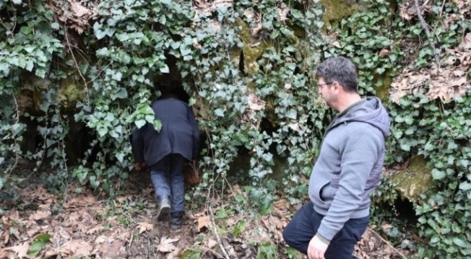 Hayvanlarını otlatırken binlerce yıllık mağarayı buldular