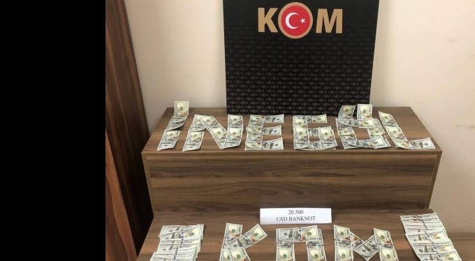 Piyasaya sahte dolar sürmeye çalışan 2 şahıs yakalandı, sahte 20 bin 500 dolar ele geçirildi