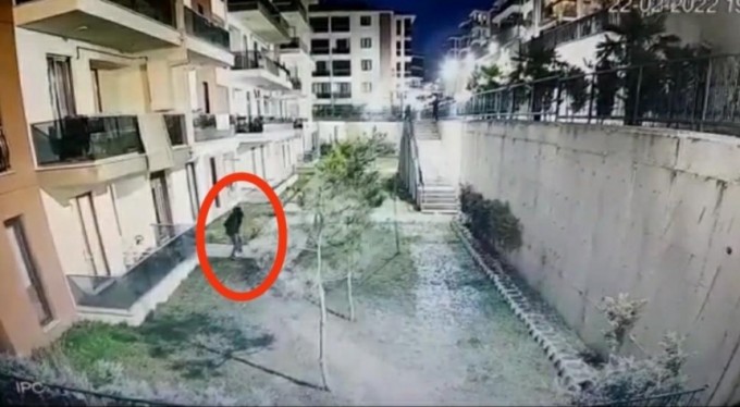 Palalı örümcek adam 5.kattan aşağıya böyle indi...