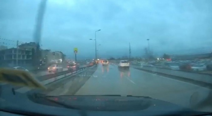 Bursa'da kontrolden çıkan cipin kaza anı kameraya yansıdı