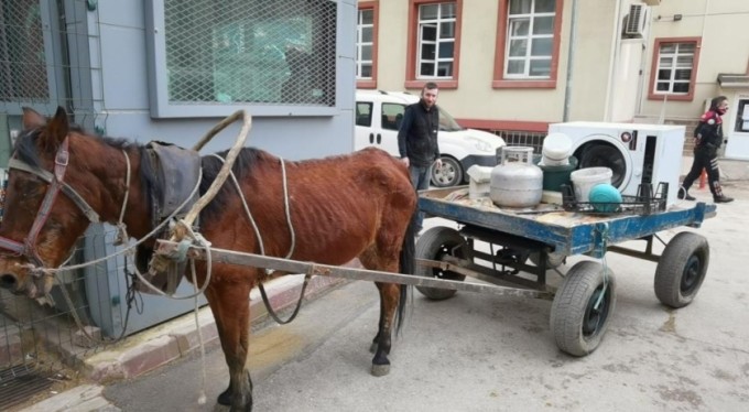 Kapı önünden çamaşır makinesini çalan at arabalı 2 kişi yakalandı