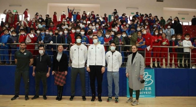 Bursasporlu basketbolcular çocuklarla buluştu