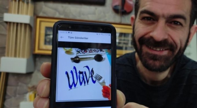 Çatalla yazı yazdı, dünyada milyonlarca kez izlendi