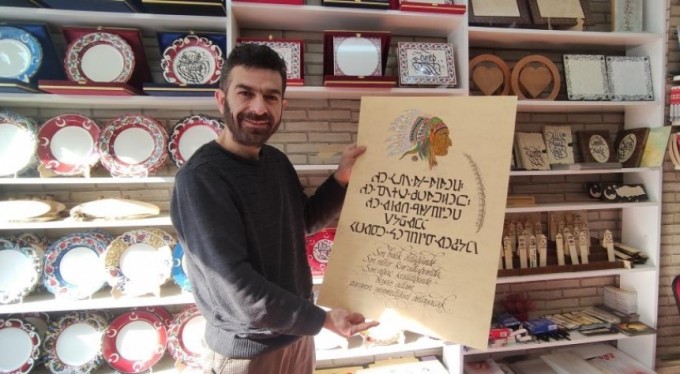 Dünya'daki kullanılmayan 20 ayrı alfabeyle yazı yazıp turistlere satıyor