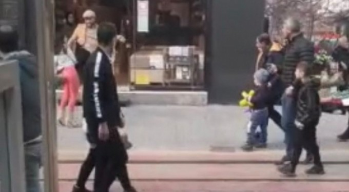 Herkesin gözü önünde genç kızı böyle tekmeledi