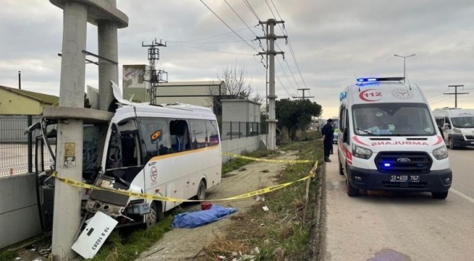 Bandırma'da servis otobüsü yoldan çıktı: 1 ölü