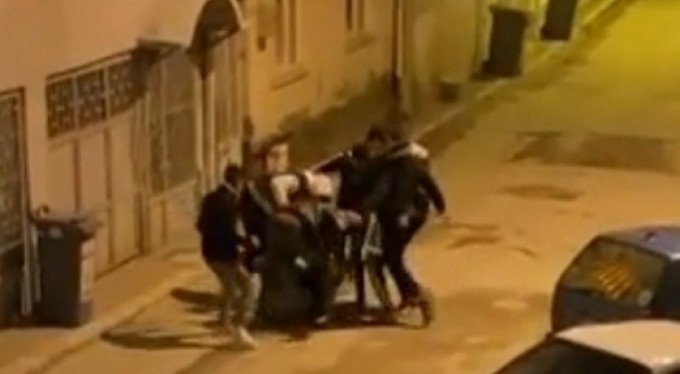 7 kişi 1 gence böyle saldırdı