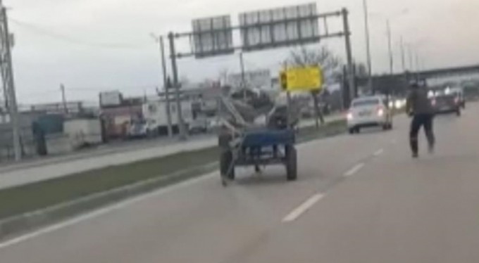 Bursa'da sürücüsüz at arabası trafiği birbirine kattı