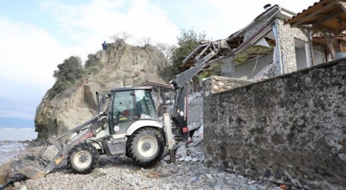 Denize sıfır yapılan kaçak bina yıkıldı