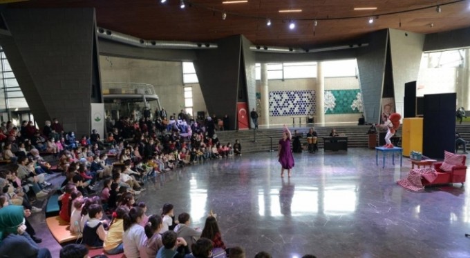 Osmangazi'de çocuklar tiyatroyla eğlendi