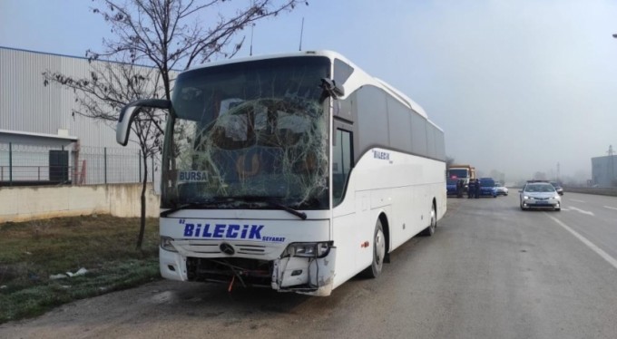 İşçi servisi sis sebebiyle kamyona çarptı