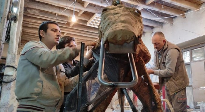 Bursa'da görenleri şaşırtan heykeller