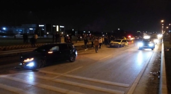 Sollarken 2 araca çarptı: 2 yaralı