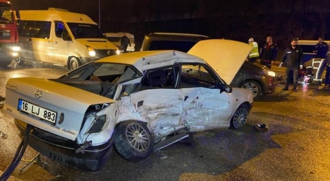 Trafik kazasında yaralı çocuğa yardım eli güvenlik görevlisinden.. Ambulans gelene kadar başından ayrılmadı