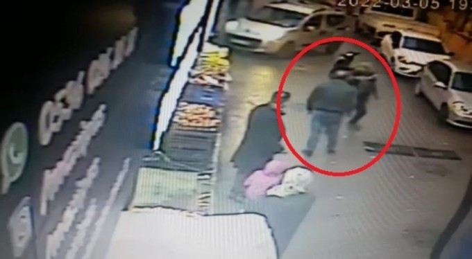 Trafikte dehşet anları Satırla saldırdı, o anlar kamerada