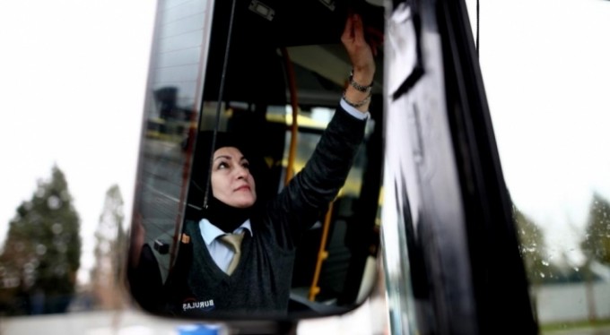 Bursa'nın kadın otobüs şoförü erkeklere taş çıkartıyor