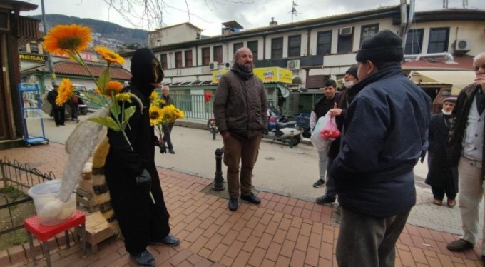 Arı adam oldu; sokak sokak ısırmak için stokçu aradı