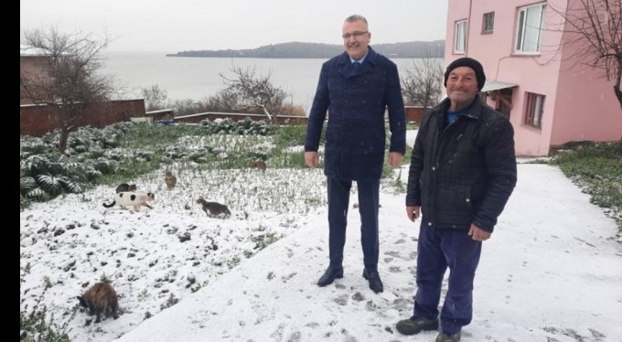 Yaren Leylek karla tanıştı, soluğu dostunun yanında aldı