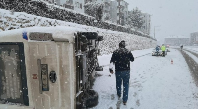 Bursa'da işçi servisi devrildi, 3 kişi yaralandı