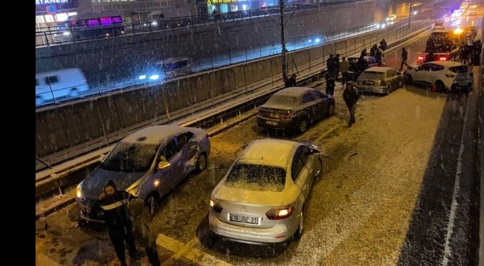 Bursa'da yol buz pistine döndü : 11 araç birbirine girdi