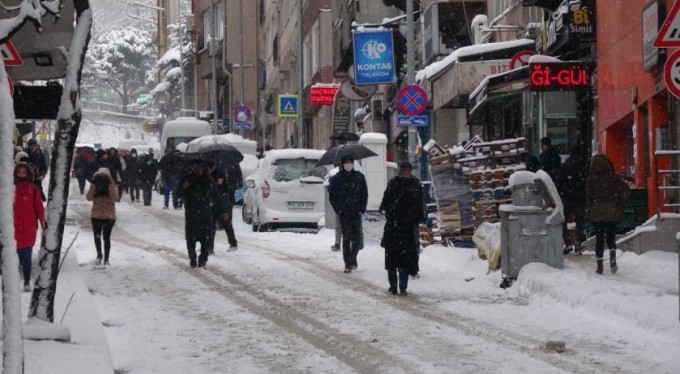 Bursa'da kar esareti..Yollar kapandı