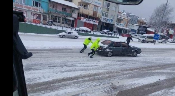 Bursa'da trafik polislerinin karla mücadelesi takdir topladı