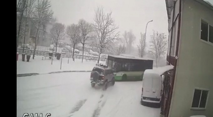 Bursa'da kayan arazi aracı halk otobüsüne kafadan çarptı..Yolcular ölümden döndü