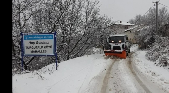 Büyükşehir açılmadık köy yolu, tuzlanmadık cadde bırakmadı