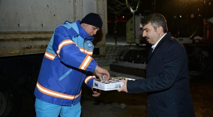 Başkan Yılmaz, kar mesaisi yapan ekibe tatlı ikram etti
