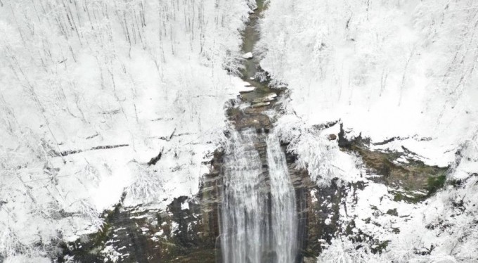 Kar altındaki Suuçtu Şelalesi görenleri büyülüyor