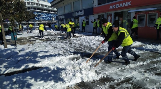 Karla mücadele gece gündüz demeden sürüyor