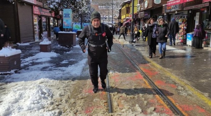 Kar kış dinlemiyor; her gün işten evine koşarak gidiyor