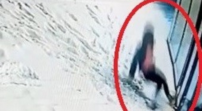 Bursa'da buzda ayağı kayıp düştü, o anlar kamerada