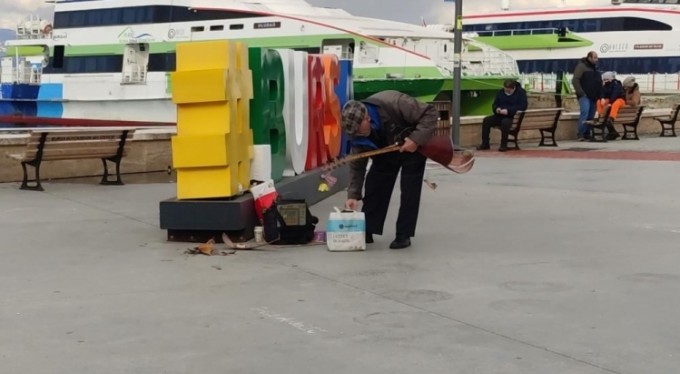 Laf atma tartışmasında sokak sanatçısının sazı kırıldı
