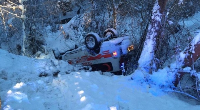 Bursa'da ambulans kaza yaptı, personel ölümden döndü