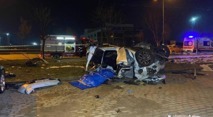 Bursa'da otomobil taklalar atarak 50 metre sürüklendi: 2 kişi hayatını kaybetti