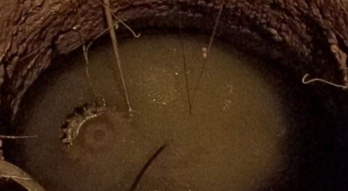 12 metre derinliğinde kuyuya traktörü ile düştü, yüzerek çıktı